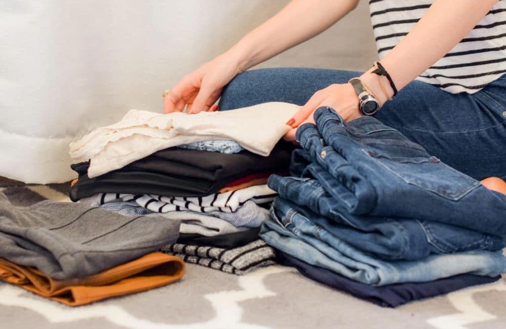 Tips Memulai Usaha Laundry Kiloan yang Sukses dengan berhati hati dengan pakaian konsumen
